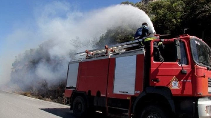 Ελικόπτερα και δεκάδες πυροσβέστες παλεύουν με τις φλόγες στην Κρήτη (εικόνες)